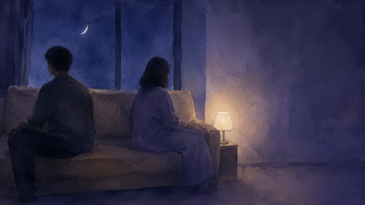 夜の部屋、離れて座る二人の後ろ姿と窓の月