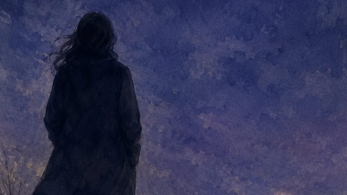 夜道を歩いていく一人の後ろ姿と遠くの街灯