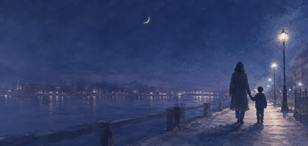 夜の川沿いを手をつないで歩く大小の影（2）