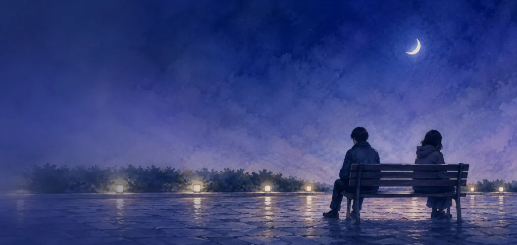 夜の広場のベンチに背を向け合って座る二人と三日月